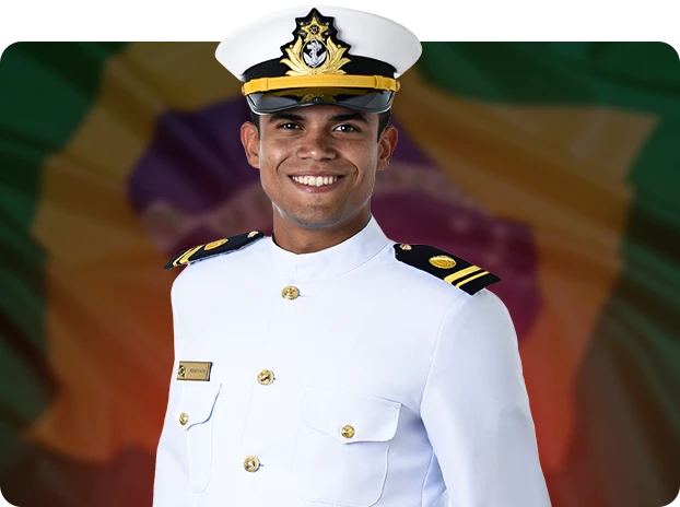 Matheus Renovato, oficial da Marinha e criador do Bizu do Engenheiro, fardado